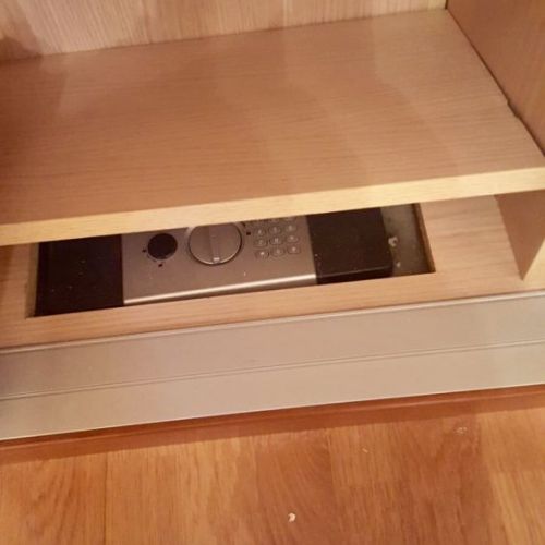 MU127 DETALLE DE OCULTACION DE CAJA FUERTE EN ARMARIO