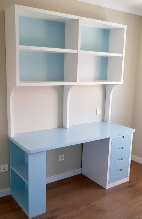 MU99 ESCRITORIO CON BALDAS LACADO BLANCO Y AZUL