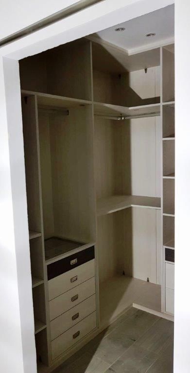 VE23 VESTIDOR EN U CON CAJONERAS A DOS COLORES, BALDAS Y DOBLE BARRA EN ESQUINA