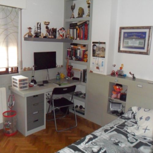 MU29 DORMITORIO LACADO EN 2 TONOS DE GRIS, CON MESA ESTUDIO Y CAJONERA, ESTANTERIAS Y CABECERO