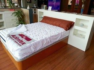MU17 DORMITORIO CON CABECERO LACADO BLANCO LINEAS CON MESILLAS INTEGRADASY COMODA
