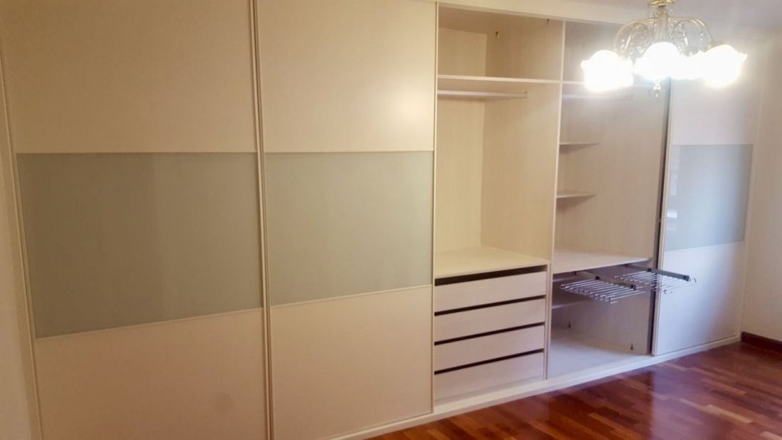 IA175 INTERIOR OREGON SIENA CON CHAFLAN APROVECHADO CON BALDAS. CAJONES Y PANTALONEROS