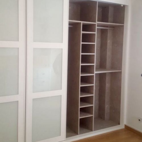 IA164 INTERIOR MELAMINADO DOBLE BARRA CON COLUMNA CAJEADA