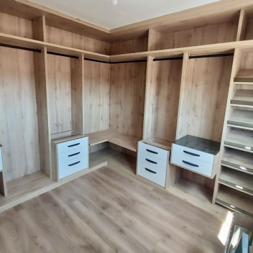 VE90 VESTIDOR ROBLE HERCULES CON FRENTES LACADOS, CAJONES DIVIDIDOS CON TAPA DE CRISTAL Y BALDAS INCLINADAS CON FRENTE DE CRISTAL