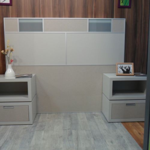 MU13 CABECERO LACADO BEIGE CON DETALLES EN CRISTAL ACIDO Y MELAMINA DISEÑO
