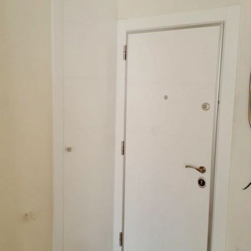 PA23 INTERIOR DE UNA PUERTA ACORAZADA CON MARCOS EN PLATA