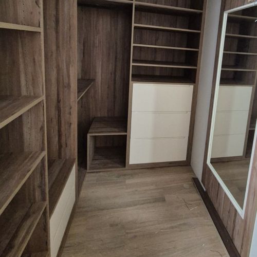 VE118 VESTIDOR COMBINADO CON FRENTES DE CAJON Y ZAPATEROS LACADOS CON UÑERO. ESPEJO A JUEGO