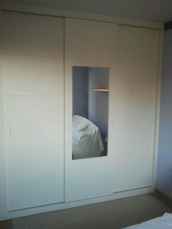 FC43 FRENTE CORREDERO LACADO BLANCO LINEAS CON HOJA CENTRAL VACIADO EN ESPEJO. UÑERO EN PUERTAS