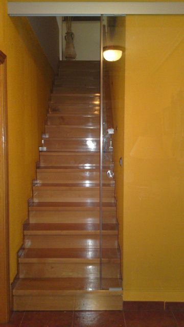 PC24 PUERTA CORREDERA VISTA DE CRISTAL TRANSPARENTE ABIERTA