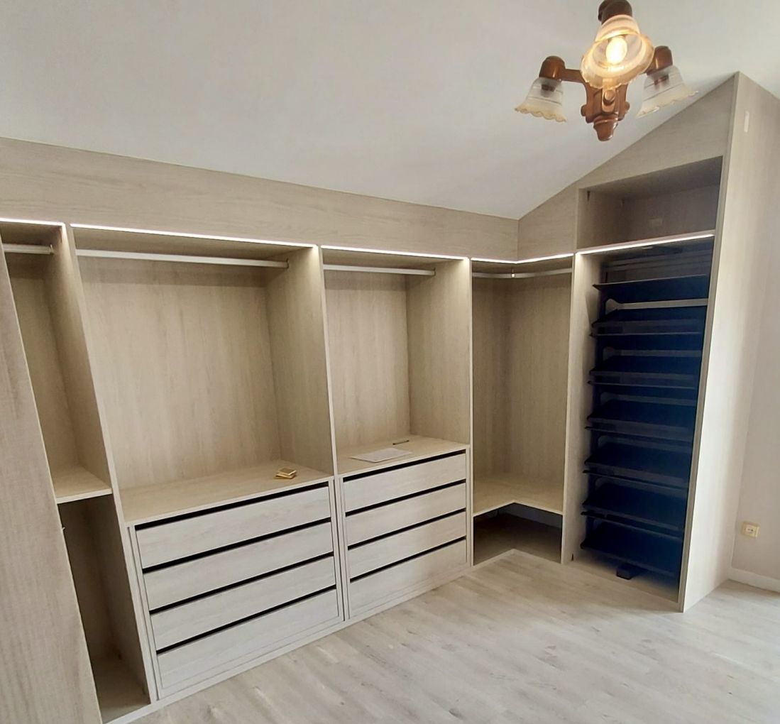 VE100 VESTIDOR ABUHARDILLADO CON ZAPATERO MOKA EXTRAIBLE