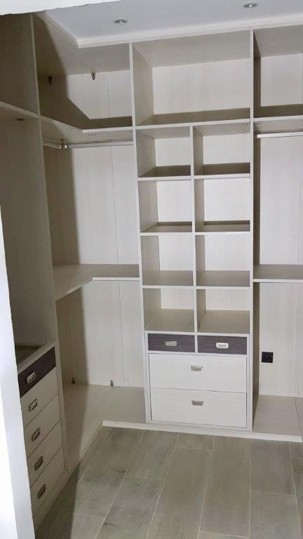 VE22 VESTIDOR EN U CON CAJONERAS A DOS COLORES, BALDAS Y DOBLE BARRA EN ESQUINA