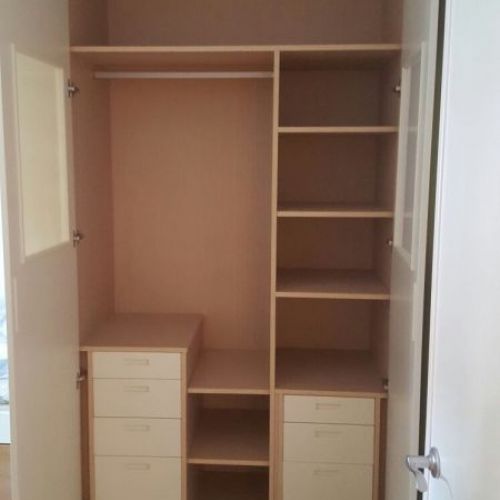 IA96 INTERIOR MELAMINADO HAYA BLANCA COMBINADA CON CAJONES LACADOS BLANCOS CON UÑERO