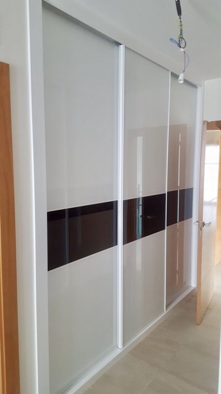 FC101 FRENTE CORREDERO CRISTAL LACADO BLANCO Y NEGRO. TIRADORES LACADOS BLANCO