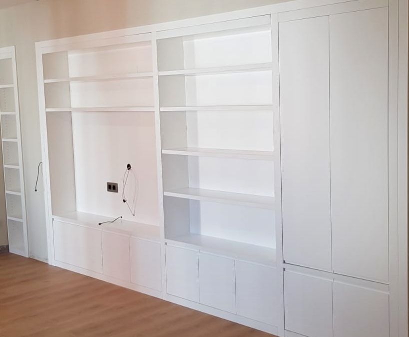 MU103 MUEBLE LACADO BLANCO CON PUERTAS DE UÑERO Y BALDAS