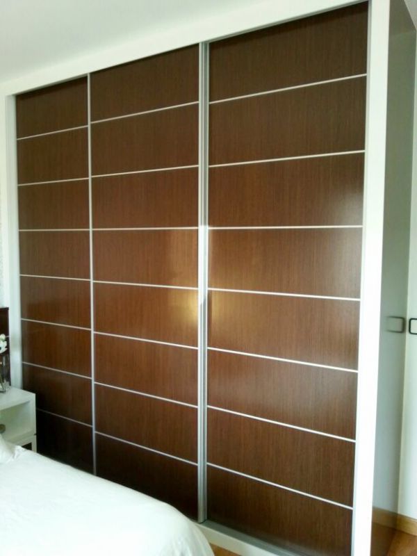 FC145 FRENTE CORREDERO ECO WENGE Y PERFILES FINOS DE ALUMINIO. PERFILES ALUMINIO Y REMATES LACADO BLANCO