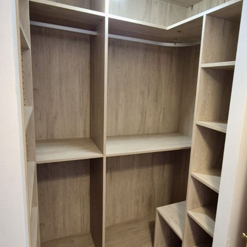 VE86 VESTIDOR EN L CON BALDAS Y BARRAS DE COLGAR