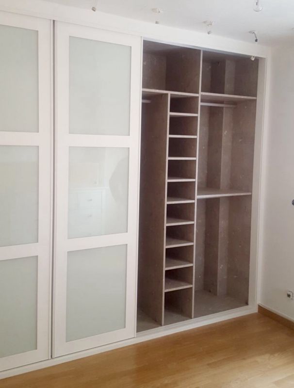 IA164 INTERIOR MELAMINADO DOBLE BARRA CON COLUMNA CAJEADA