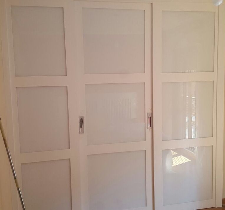 FC81 F. CORREDERO CUADROS LACADO CON CRISTAL BLANCO Y UÑERO PLATA