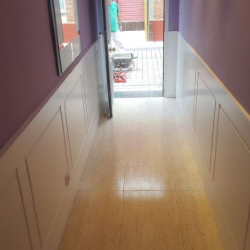 MU49 REVESTIMIENTO DE PARED LACADO BLANCO CON CUADROS MARCADOS