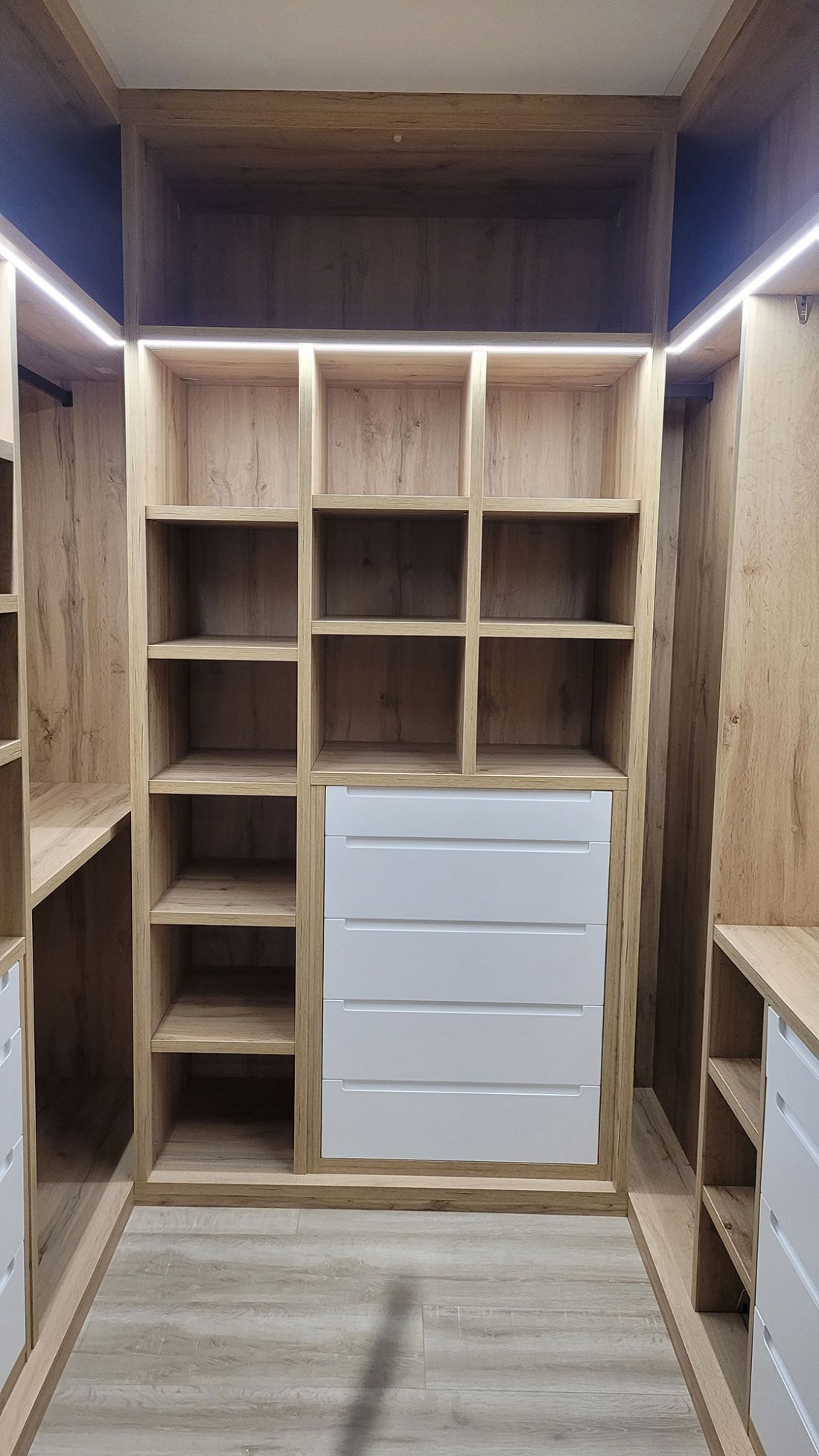 VE104 MODULO FRONTAL DE BALDAS EN ROBLE HERCULES DE 30MM CON FRENTE LACADOS Y LUCES LED INTEGRADAS.