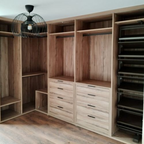 VE115 VESTIDOR EN L CON LUZ LED INTEGRADA, CAJONES DE DISTINTAS ALTURAS Y ZAPATERO MOKA EXTRAIBLE