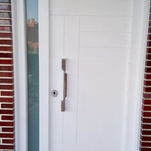 PA27 PUERTA ACORAZADA LACADA BLANCO LINEAS HORIZONTALES CON FIJO LATERAL Y MONTANTE EN CRISTAL DE SEGURIDAD. TIRADOR RIO