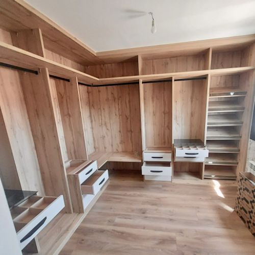 VE102 VESTIDOR EN L BALDAS INCLINADAS CON FRENTE DE CRISTAL, CAJONES DIVIDIDOS, BARRAS MOKA Y FRENTES DE CAJON LACADOS