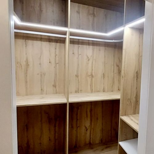 VE96 VESTIDOR EN L CON BALDAS COMBINADAS ROBLE HERCULES Y BLANCO Y LUCES LED INTEGRADAS