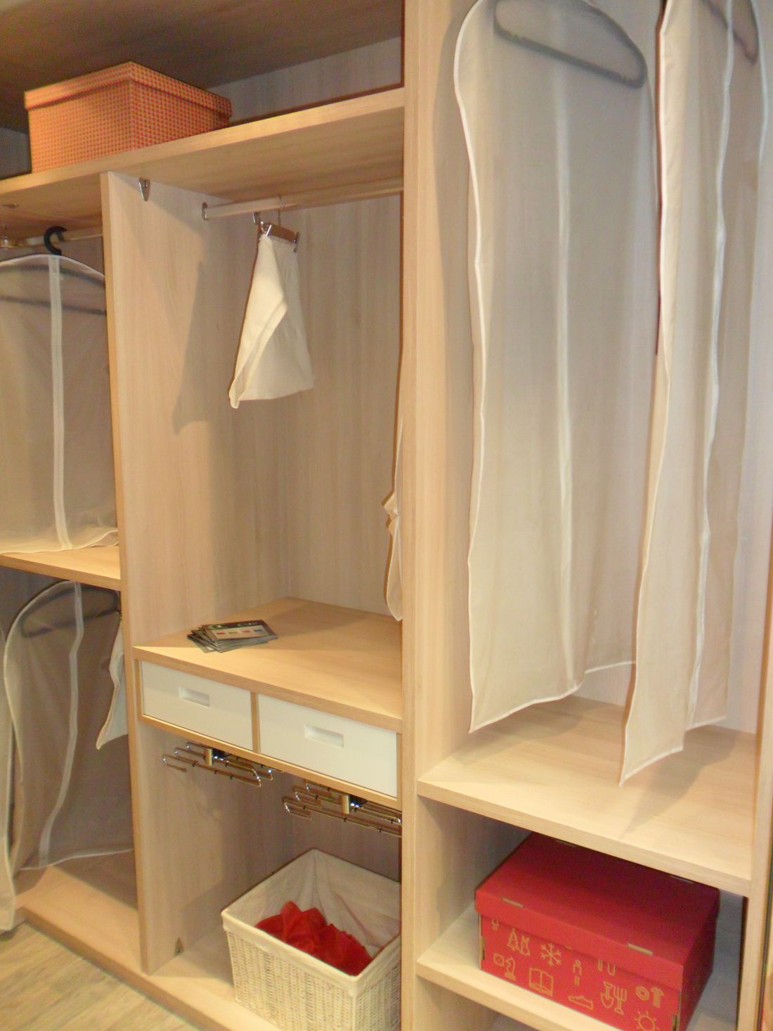 VE58 DETALLE DE CAJONES VOLADOS EN LACADO BLANCO Y PANTALONEROS SENCILLOS