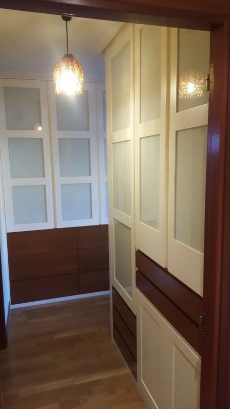 FA124 COMBINADO DE PUERTAS LACADAS CON CRISTAL BLANCO Y CAJONES EN CHAPA NATURAL DE NOGAL