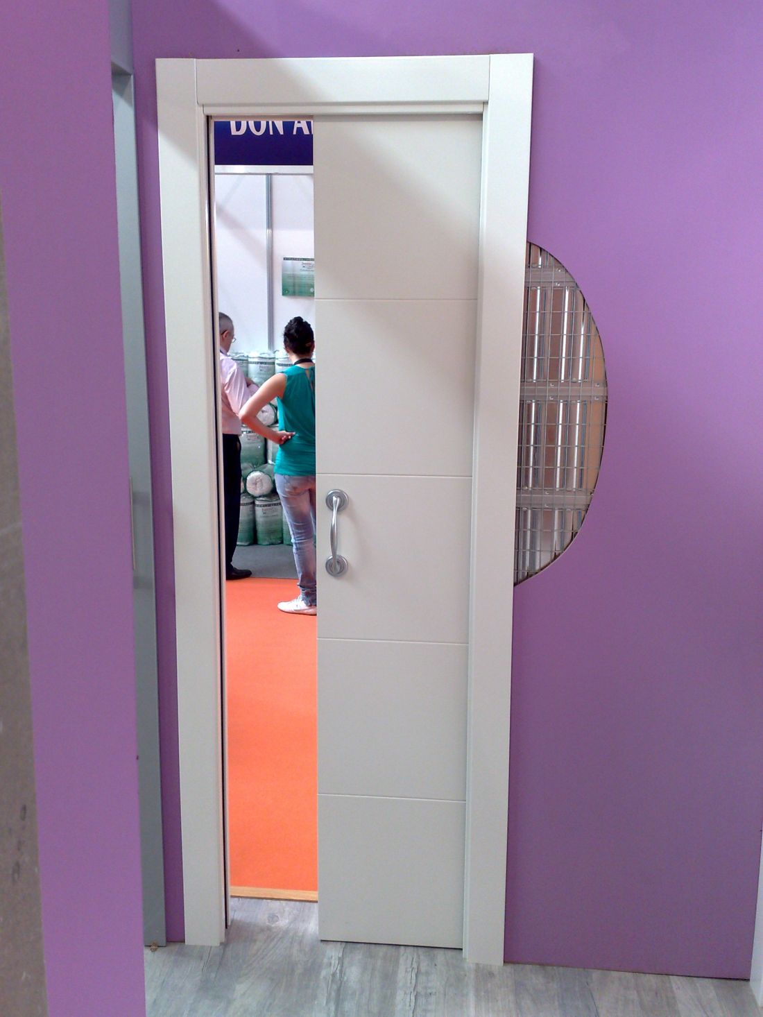 PC18 PUERTA CORREDERA EN CASONETO LACADA LINEAS CON DETALLE DEL CASONETO