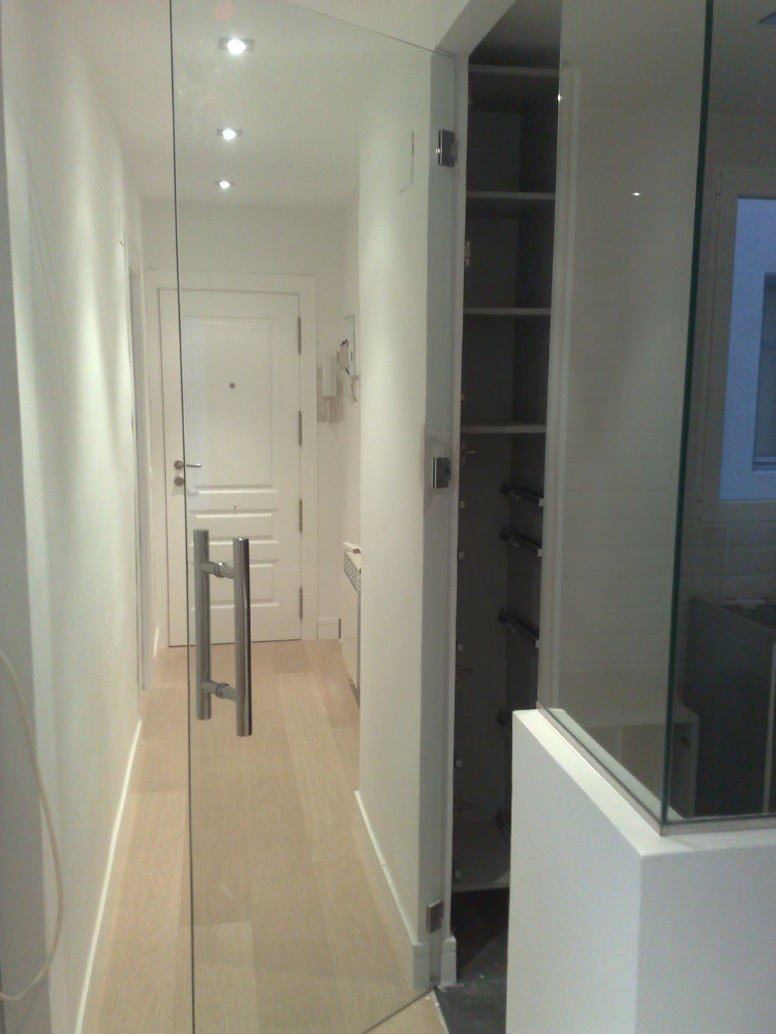 PC20 CERRAMIENTO EN CRISTAL TRANSPARENTE CON PUERTA ABATIBLE ABIERTA