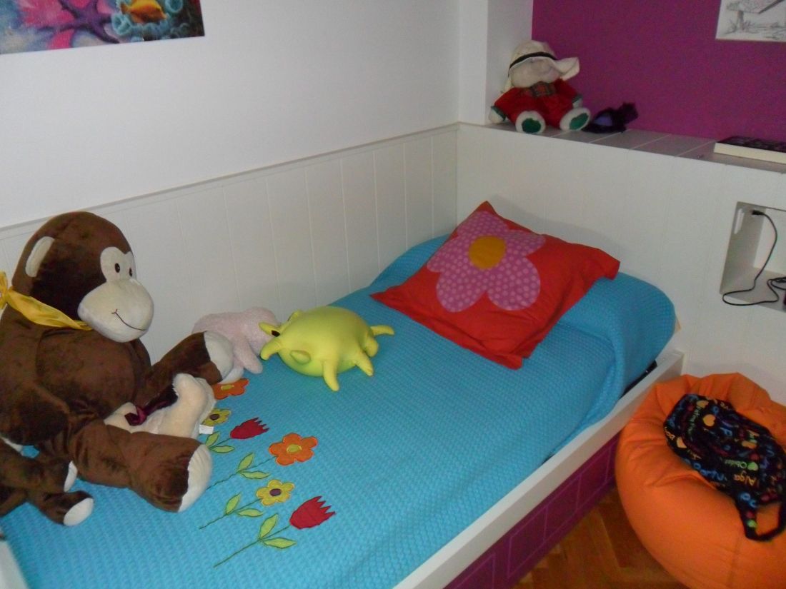 MU35 CABECERO CON FRISO LACADO BLANCO PARA CAMA LACADA CON DETALLES FUCSIA