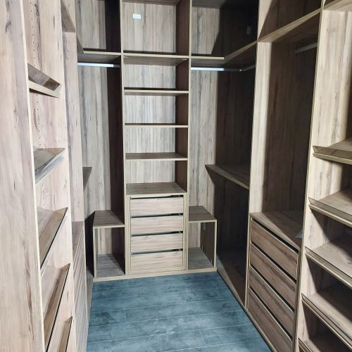 VE101 VESTIDOR EN U CON BALDAS INCLINADAS CON FRENTE DE CRISTAL, CAJONES Y BARRAS