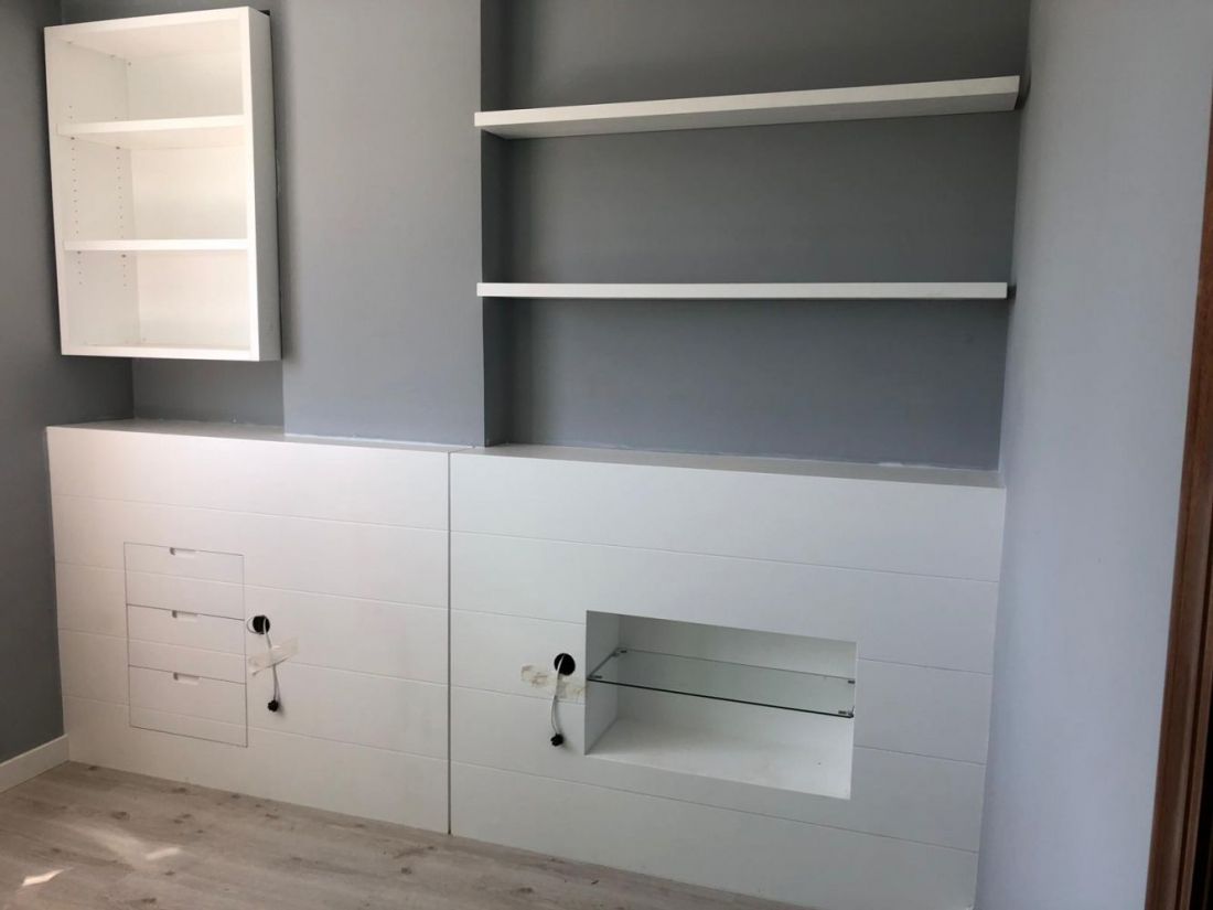 MU107 CABECERO LACADO BLANCO LINEAS CON CAJONES INTEGRADOS Y ESTANTERIAS SUPERIORES