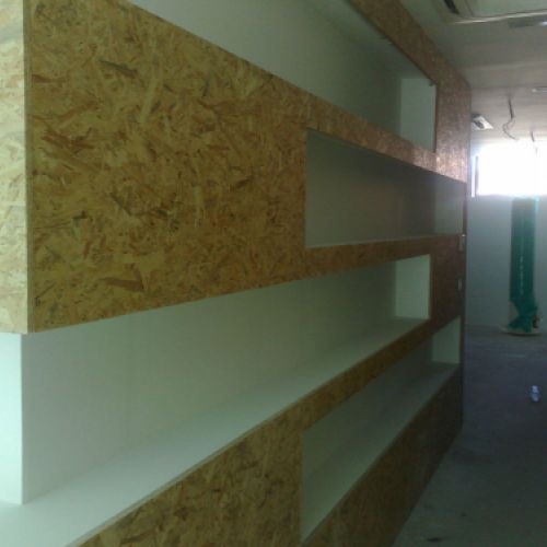 MU135 DECORACION DE ESTANCIA CON TABLERO OSB Y LACADO BLANCO