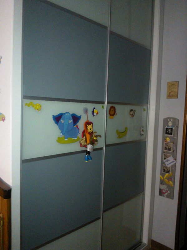 FC60 FRENTE CORREDERO LACADO GRIS Y CRISTAL LACADO BLANCO. PERFILES ALUMINIO Y REMATES LACADO BLANCO