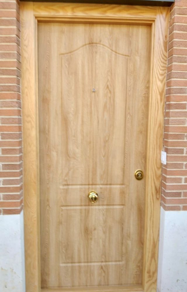 PA51 PUERTA ACORAZADA MOD. PROVENZAL ROBLE ALUMINIO