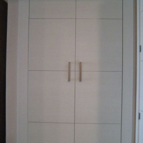 FA57 FRENTE 2 HOJAS MELAMINA ESTRIAS ALUMINIO OREGON SIENA