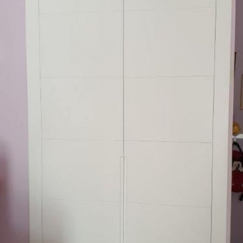 FA33 FRENTE ABATIBLE LACADO BLANCO CON ESTRIAS HORIZONTALES Y UÑERO LARGO