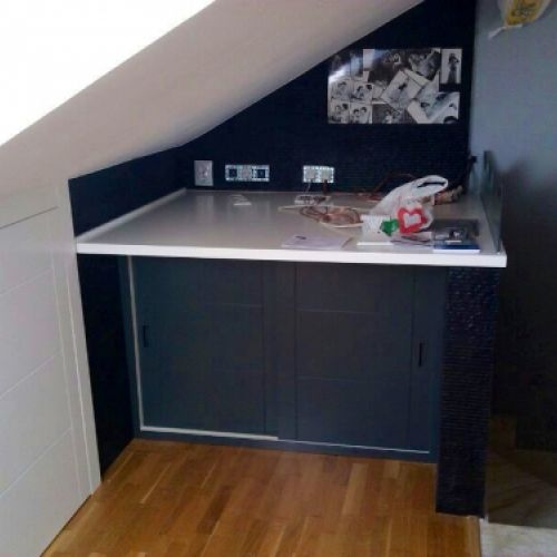 AB8 MESA DE TRABAJO CON PUERTAS CORREDERAS LACADAS EN GRIS Y SOBRE LACADO BLANCO