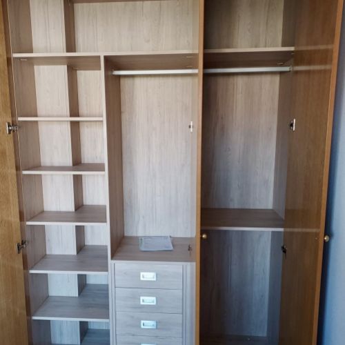 IA258 INTERIOR CON COLUMNA CAJEADA APROVECHADA CON BALDAS, CAJONES Y BARRAS
