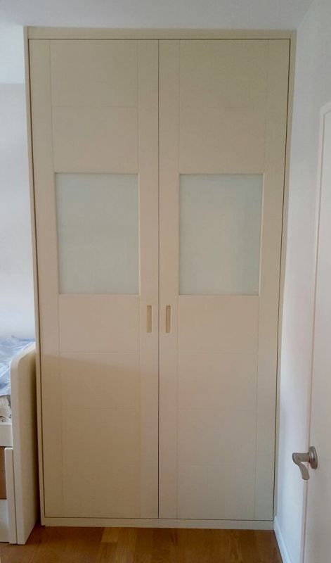 FA56 FRENTE ABATIBLE LINEAS LACADO EN RAL CON UÑERO Y CRISTAL ACIDO