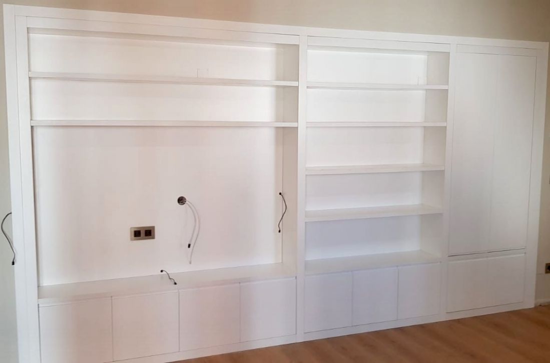 MU102 MUEBLE LACADO BLANCO CON PUERTAS DE UÑERO Y BALDAS