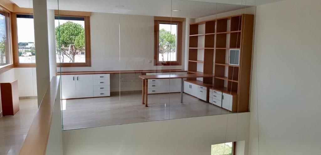 MU106 DESPACHO CON MUEBLES Y MESA CENTRAL EN CEREZO Y LACADO BLANCO