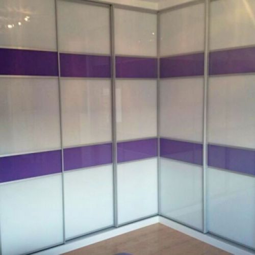 FC25 FRENTE CORREDERO CRISTAL LACADO BLANCO Y CRISTAL LACADO MORADO. PERFILES ALUMINIO Y REMATES LACADO BLANCO