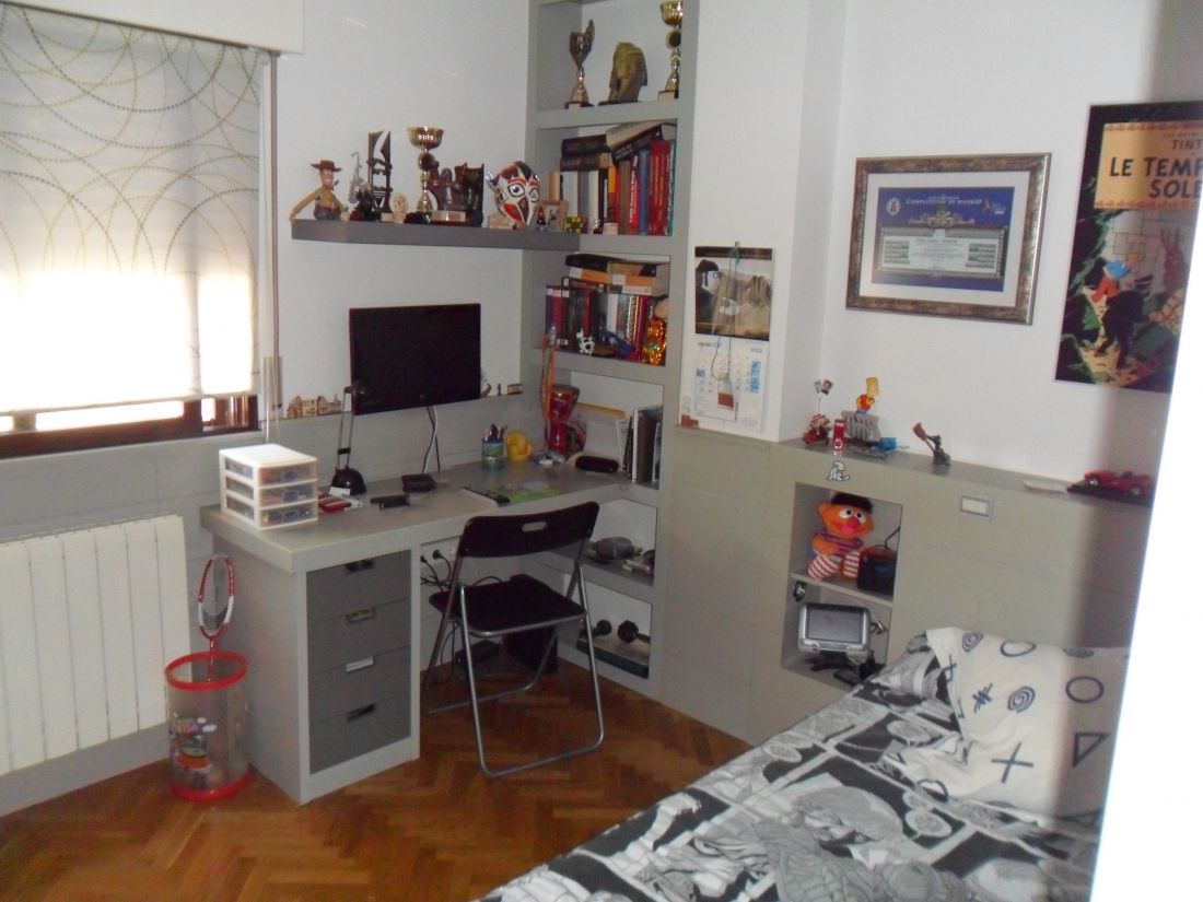 MU29 DORMITORIO LACADO EN 2 TONOS DE GRIS, CON MESA ESTUDIO Y CAJONERA, ESTANTERIAS Y CABECERO