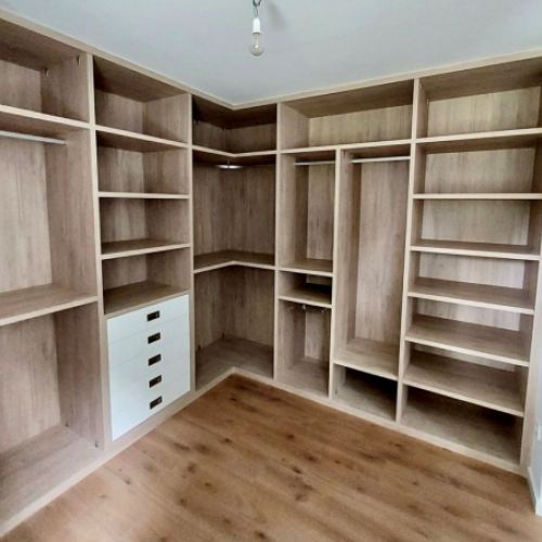 VE19 VESTIDOR EN ESQUINA EN ROBLE HERCULES CON CAJONERAS CERRADAS LACADO BLANCO. GROSOR 30MM