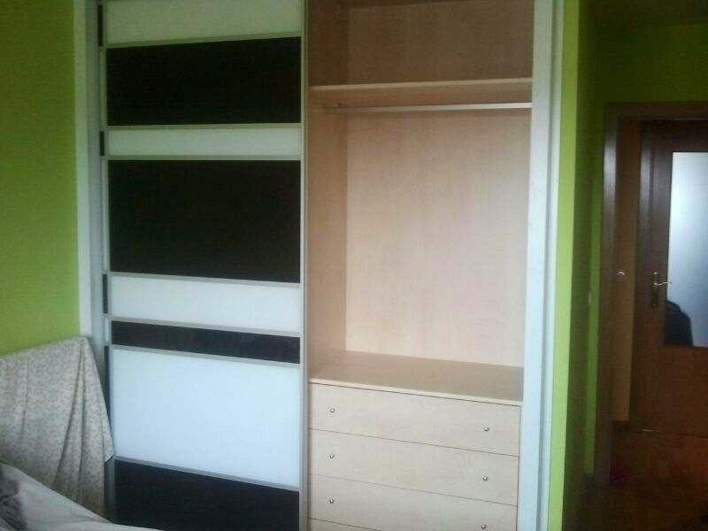 IA159 INTERIOR CON BARRA Y CAJONES CERRADOS CON TIRADOR