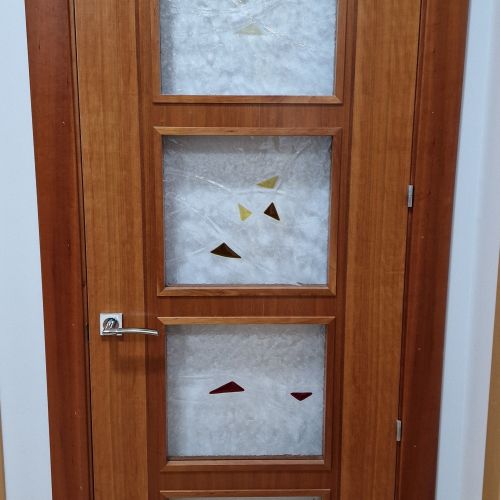 PI133 PUERTA CEREZO MODELO 2 GRECAS OSCURAS VETA VERTICAL 4V6